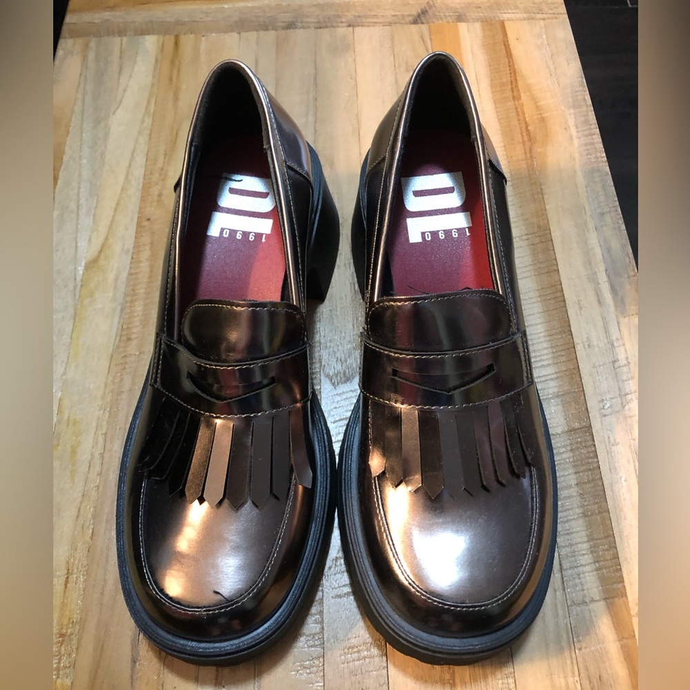 NWOT Dirty Laundry DL 1990 Metallic Pewter Loafers